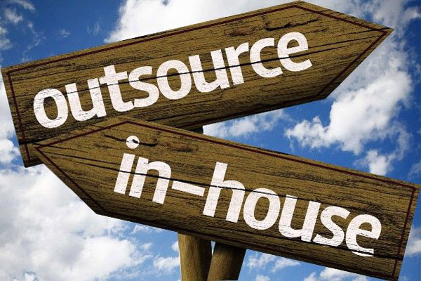 Outsource là gì? Hình thức thuê ngoài có những ưu nhược điểm gì? - Ảnh 1