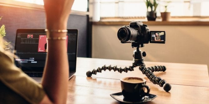 Vlogger là gì? Tìm hiểu mức thu nhập và tương lai của nghề - Ảnh 1