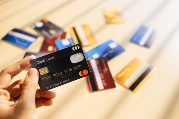 Thẻ tín dụng là gì và cách phân biệt Thẻ ghi nợ VS Thẻ tín dụng - Ảnh 2