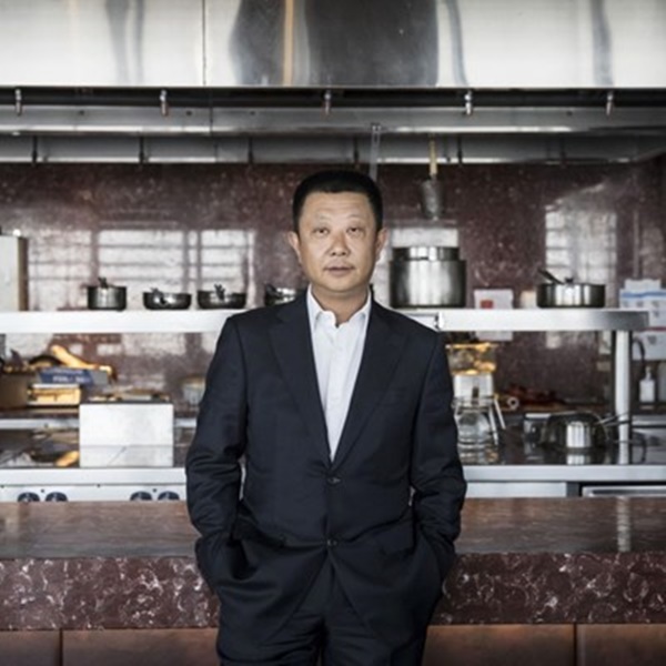 Chân dung “vua lẩu” Zhang Yong: Ông chủ chuỗi nhà hàng lẩu Haidilao - Ảnh 1