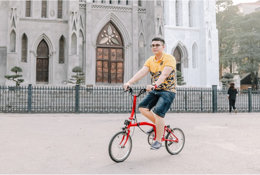 Theo chân dân công sở Hà Nội đi làm bằng xe đạp gấp, tàu điện và xe bus: Tiết kiệm hàng triệu đồng mỗi tháng! - Ảnh 1