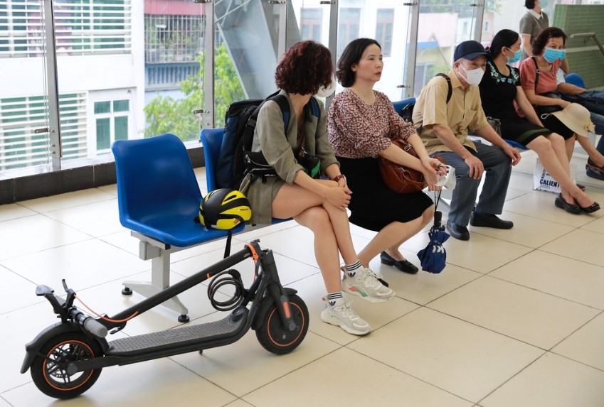 Theo chân dân công sở Hà Nội đi làm bằng xe đạp gấp, tàu điện và xe bus: Tiết kiệm hàng triệu đồng mỗi tháng! - Ảnh 3