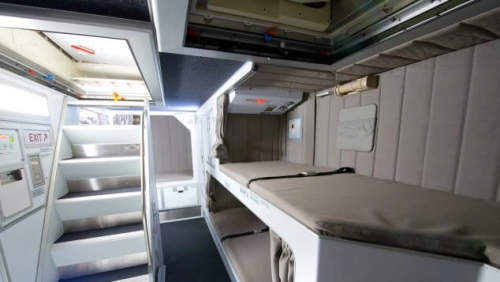 Không gian của tiếp viên hàng không trên máy bay: Chốn riêng tư hành khách không thể tiếp cận, tiện nghi như “khách sạn con nhộng” ở Nhật Bản - Ảnh 4