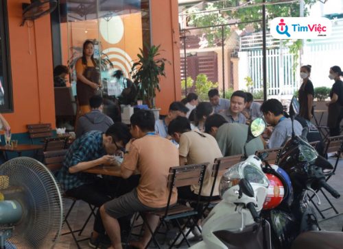 Dân văn phòng khu Keangnam đi bộ gần 2km buổi trưa để tiết kiệm tiền ship - Ảnh 1