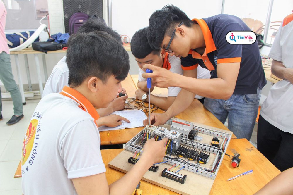 Nghề điện dân dụng là gì? Thợ điện cần phải lưu ý điều gì?