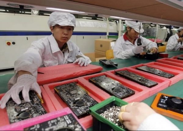 Công nhân nhà máy Foxconn tiết lộ sự thật bất ngờ về dây chuyền sản xuất iPhone 14 ở Trung Quốc