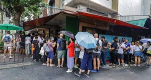 Nghề lạ ở Thái Lan: Xếp hàng thuê trước các quán ăn vỉa hè, giúp những người thiếu kiên nhẫn thưởng thức món ăn sao Michelin