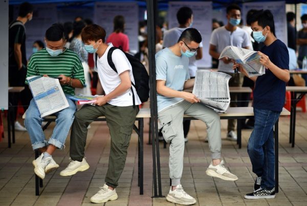 “Trên 27 tuổi thì tốt nhất không nên nhảy việc”: Thị trường lao động quá cạnh tranh, Gen Y đã bị cho là già để tuyển dụng?