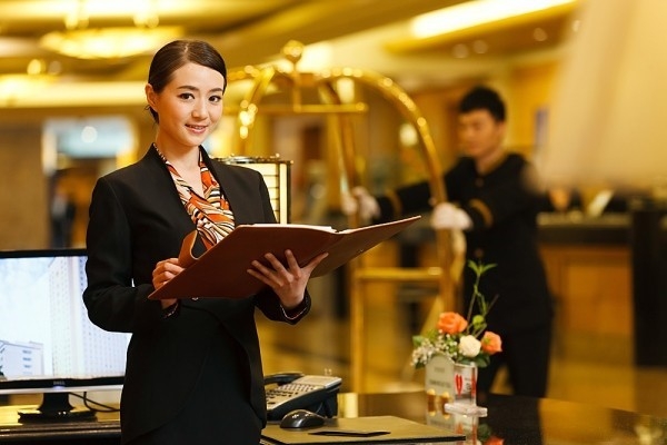 LỄ TÂN QUÁN BAR ĐÓN TIẾP KHÁCH HÀNG VỚI THÁI ĐỘ CHUYÊN NGHIỆP