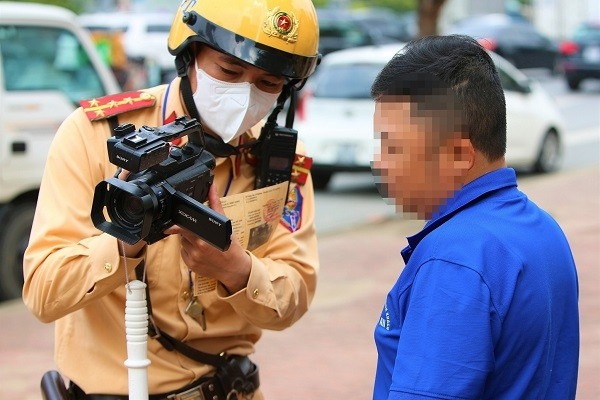 Không chỉ tăng mức phạt, CSGT còn ưu tiên dùng camera gắn trên người để xử lý vi phạm