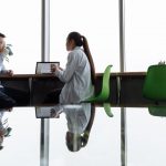 Nghệ Thuật Ứng Xử Khi Được Sếp Ưu Ái: Giữ Vững Quan Hệ Đồng Nghiệp và Phát Triển Bền Vững