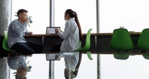 Nghệ Thuật Ứng Xử Khi Được Sếp Ưu Ái: Giữ Vững Quan Hệ Đồng Nghiệp và Phát Triển Bền Vững